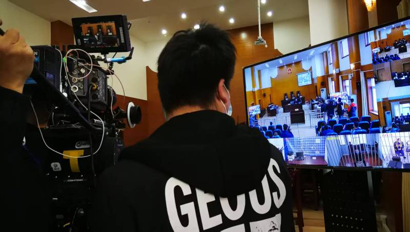 AI生成VS人工创意——靖安县广告片拍摄公司的技术浪漫主义实践